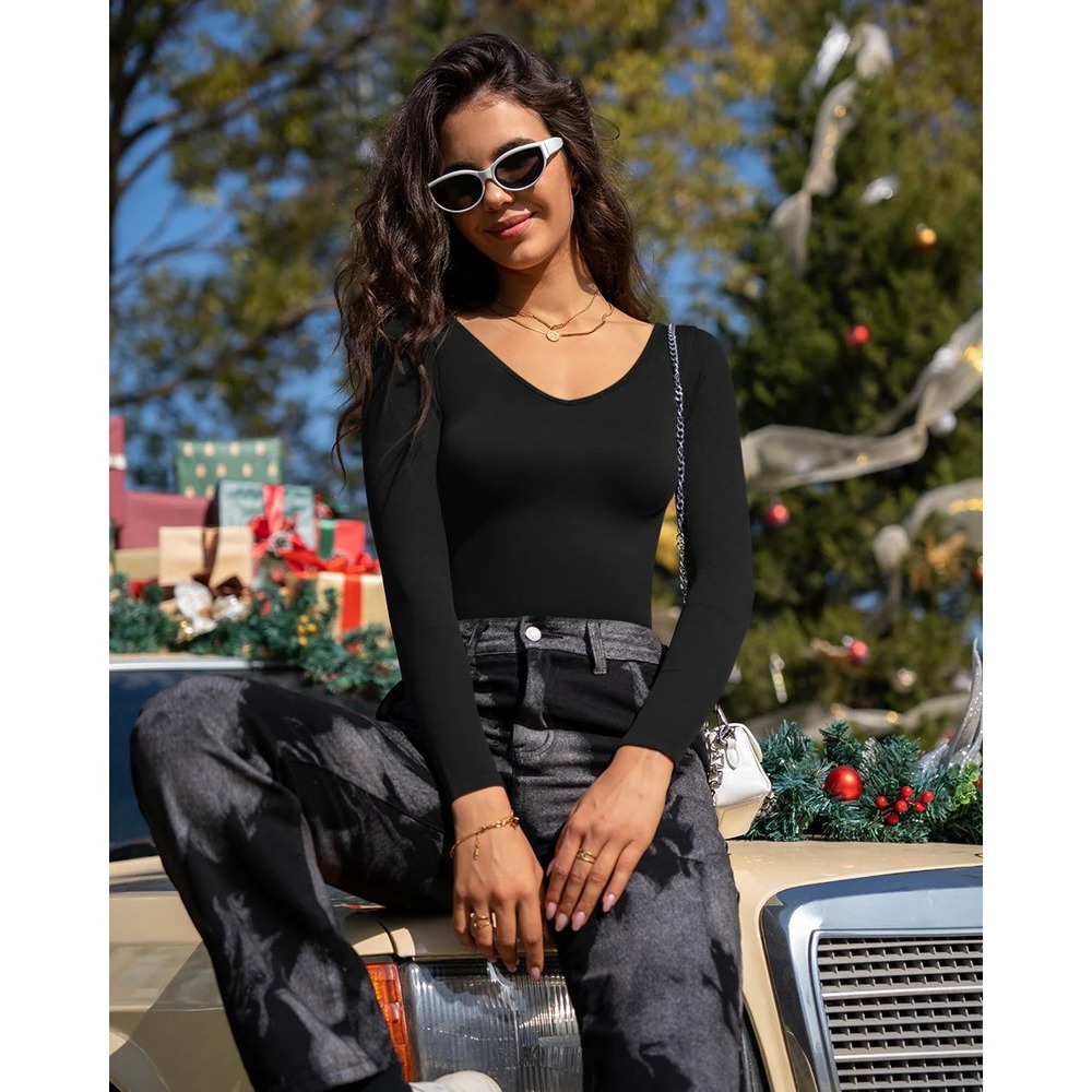 OQQ Long Sleeve V-Neck Top Womens Medium Black Ribbed Seamless Athletic Top